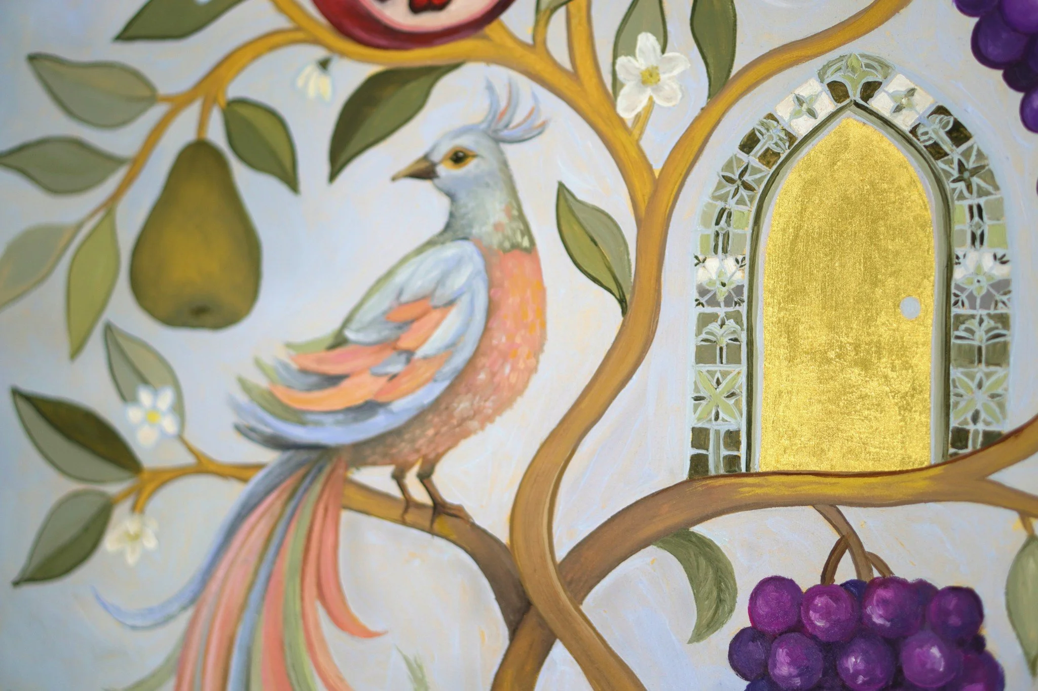 Detail aus dem Gemälde Baum des Lebens mit dem Paradiesvogel auf einem Ast und dem kleinen goldenen Tor in der Krone des Baumes