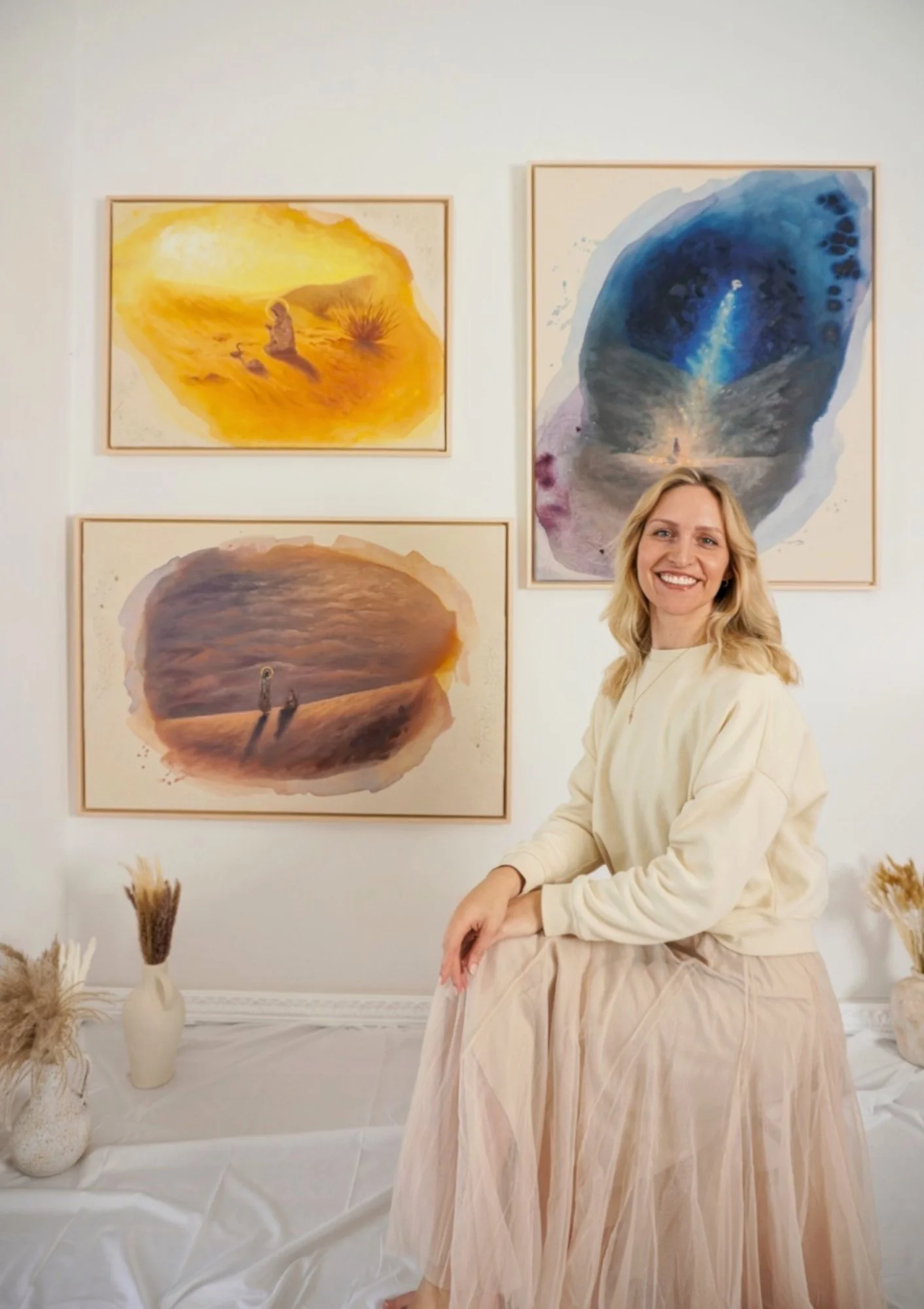 Natalie Ingerle vor ihren drei Kunstwerken der Serie Wüstenzeit