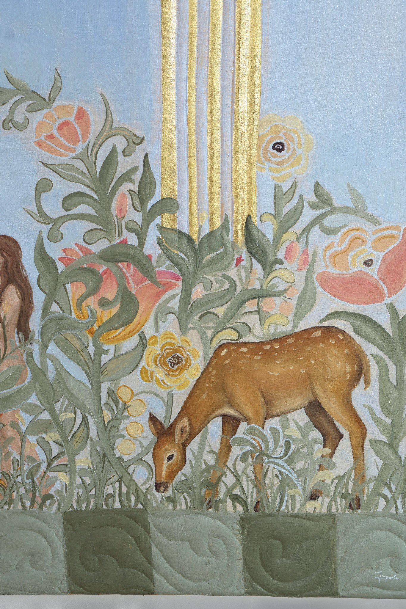 Das Reh senkt den Kopf ins Gras, um es herum gelbe Rosen und Mohn, dahinter der goldene Stamm.
