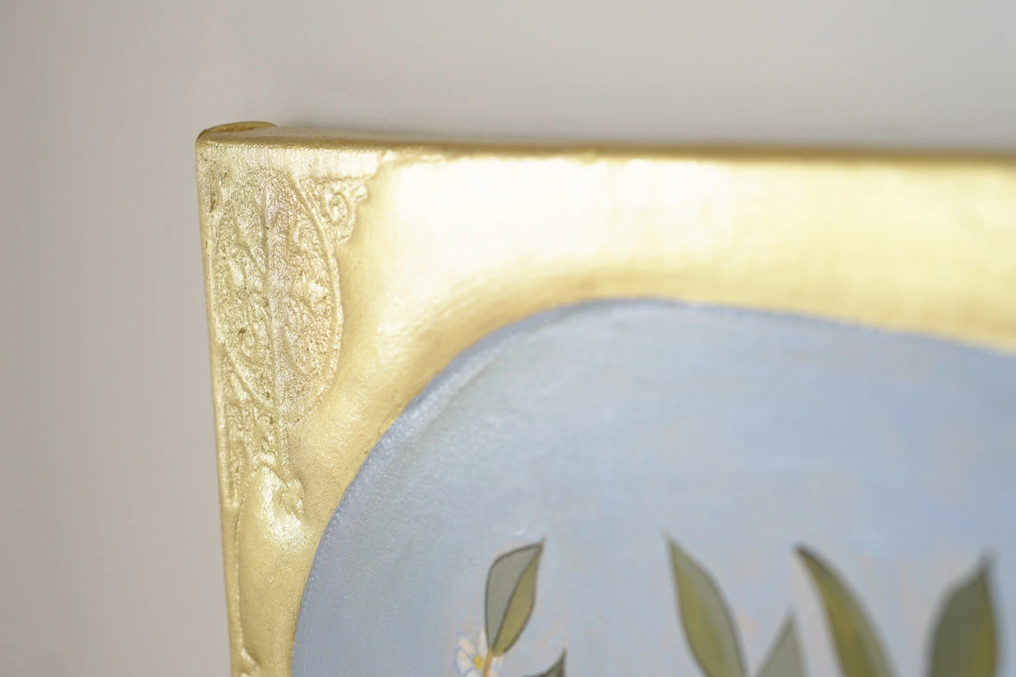 Detail aus dem Gemälde Baum des Lebens mit der goldenen Rahmenecke, in die ein feines Ornament eingeprägt ist