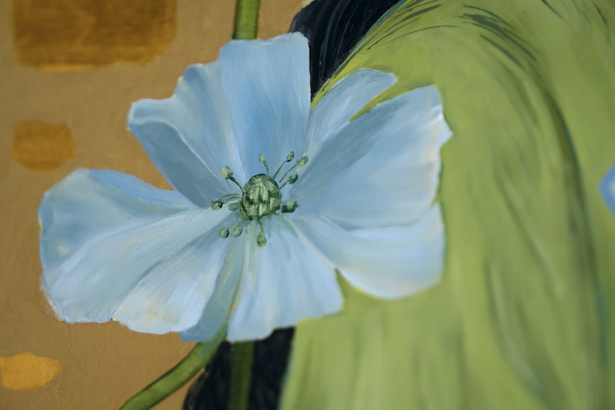 Der Schlüssel zum Vater, hellblaue Blüte vor dem Goldgrund, auf dem einzelne Flächen aus echtem Blattgold heller leuchten als die gemalte Goldfläche