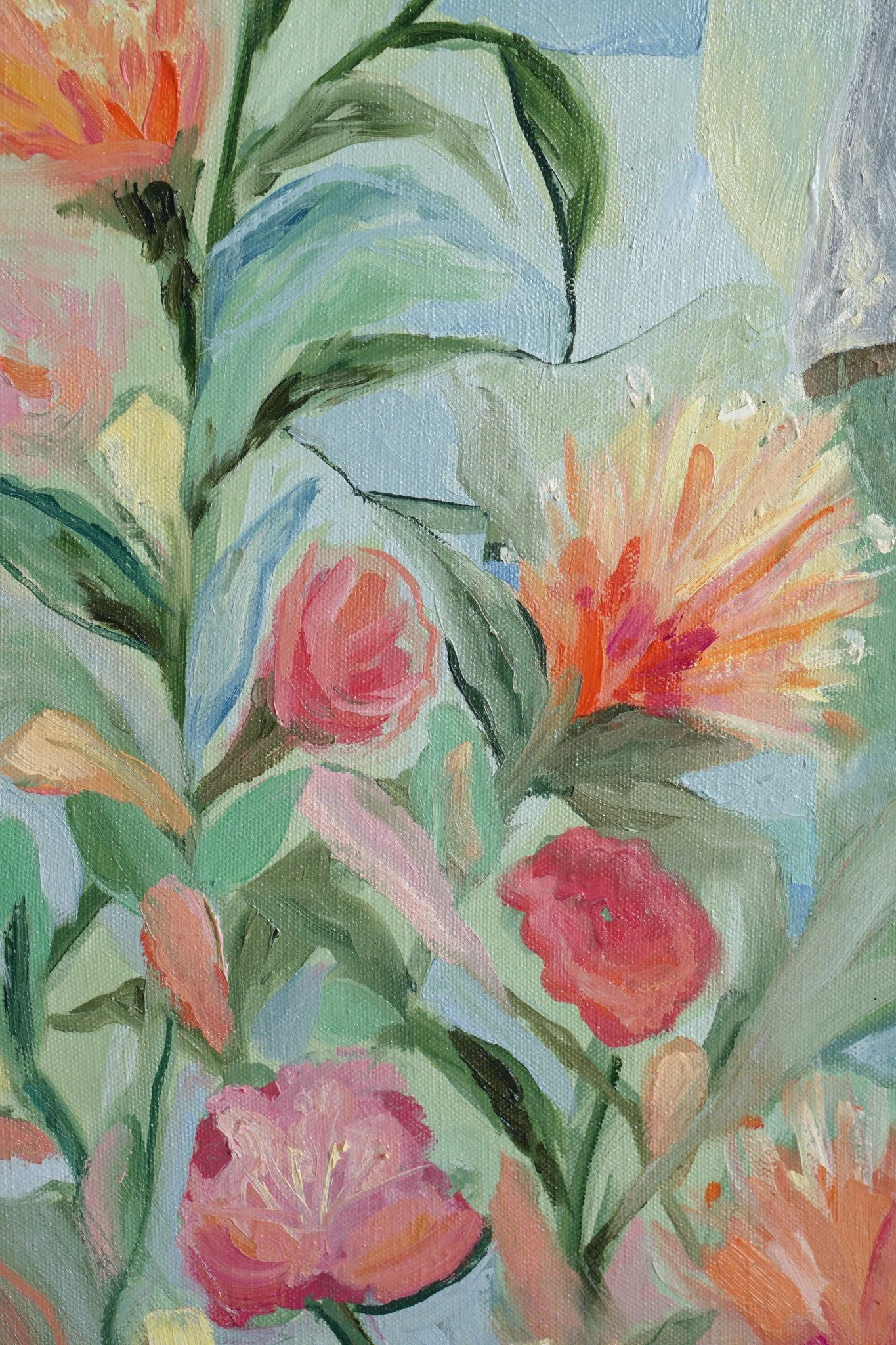 Blüten und Blätter im Blütentor, die Stängel laufen schräg durchs Bild, dazwischen Rosa, Koralle und helles Grün.
