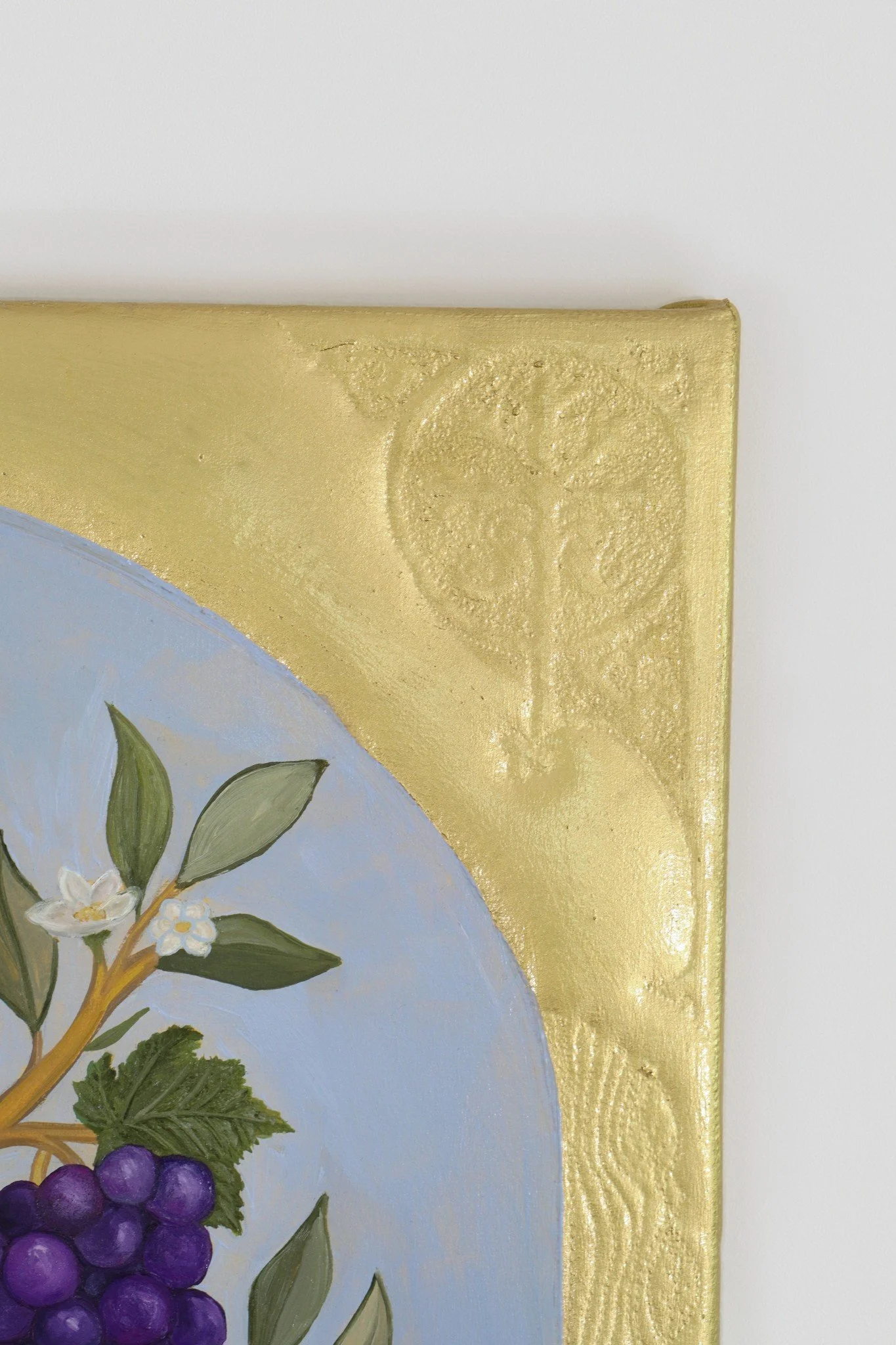 Die obere Ecke des Goldbogens im Streiflicht, das eingeprägte Ornament tritt plastisch aus der vergoldeten Fläche hervor, rechts die Kante der Leinwand.