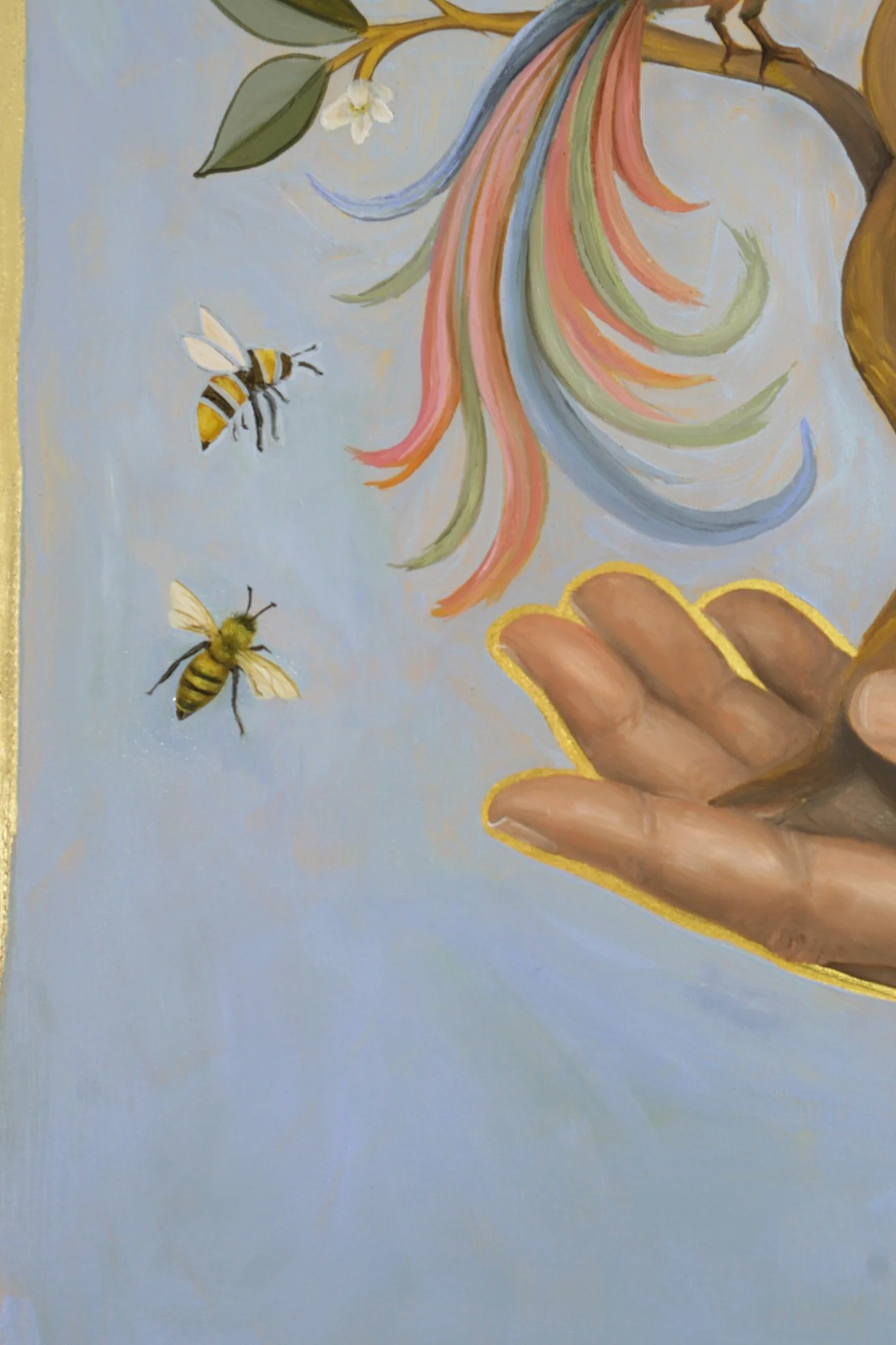 Zwei Bienen fliegen über der offenen Hand durch den hellblauen Grund, rechts der Schweif des Paradiesvogels.