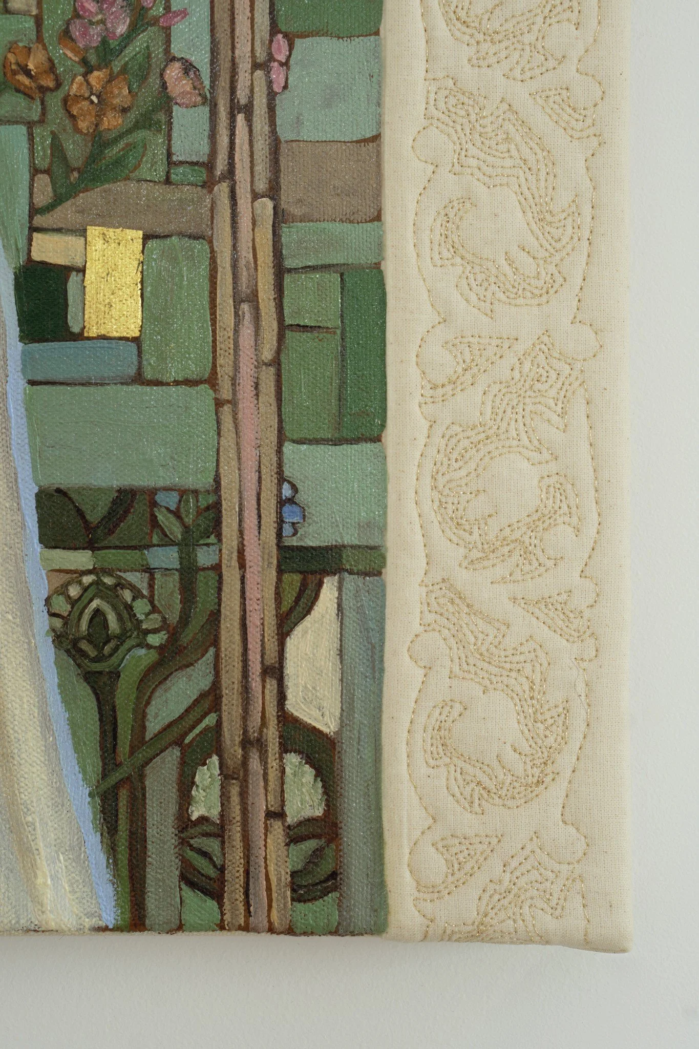 Der gestickte Rand am Außenrand des Gemäldes, cremefarbenes Rankenornament auf Leinwand, daneben eine Fläche aus Blattgold und die weiße Wand.