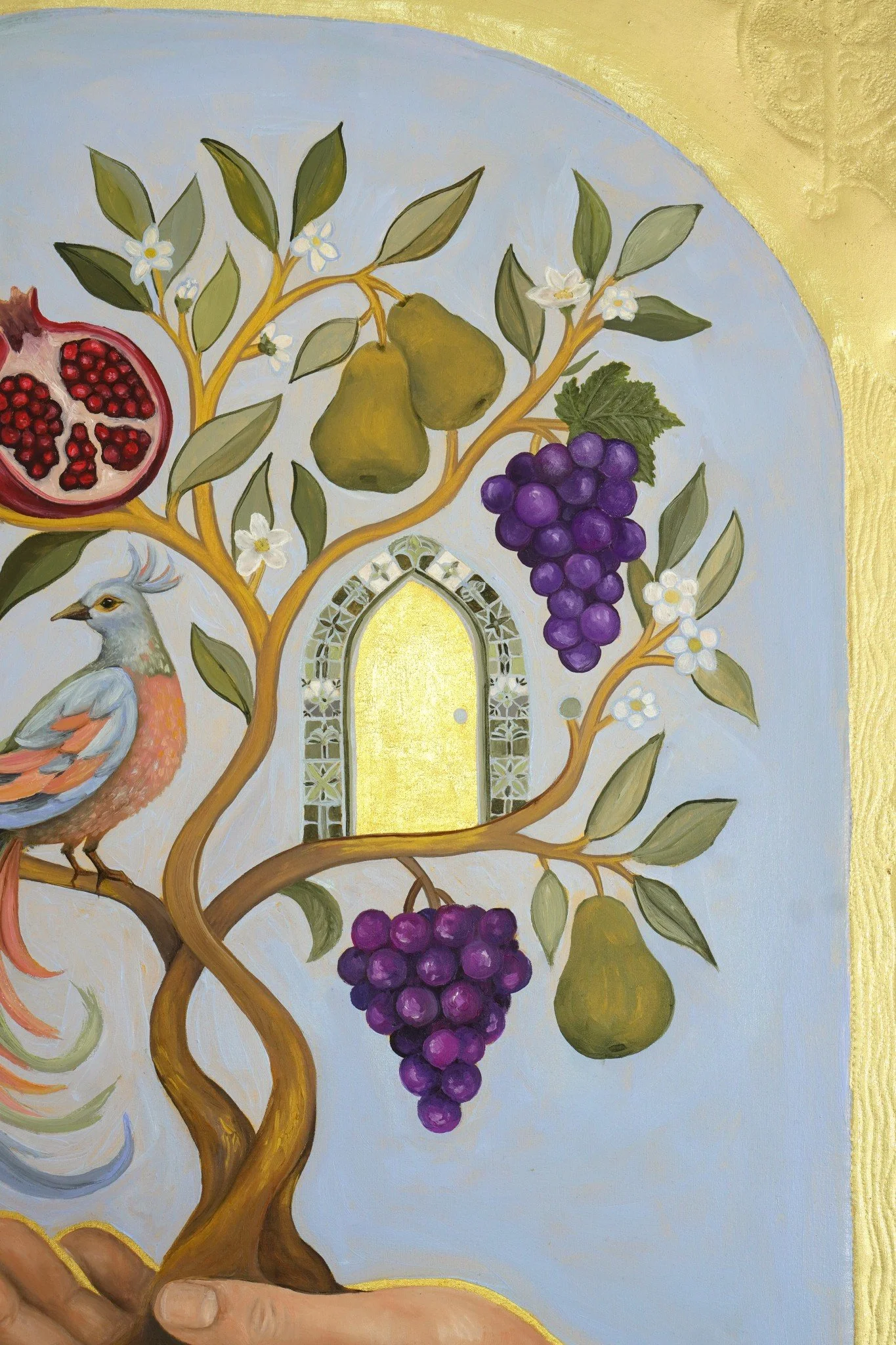 Der Baum im Goldbogen aus der Nähe: Granatapfel, Birnen, Weintrauben, der Paradiesvogel auf dem Ast und das goldene Fenster im Stamm.