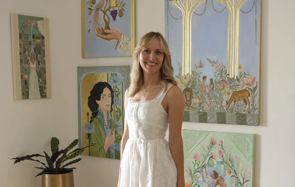 Natalie Ingerle vor den Werken der Serie Eden