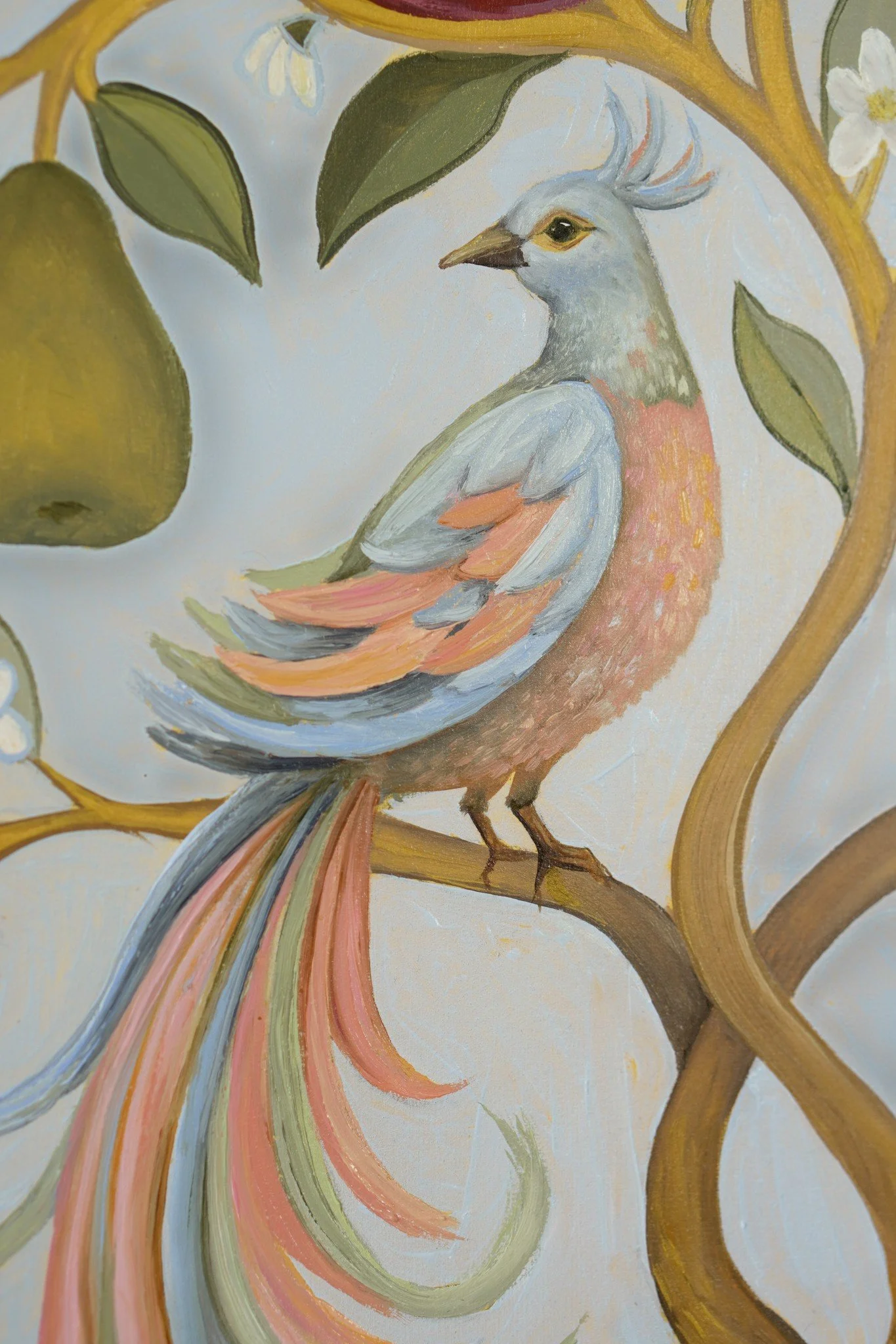 Der Paradiesvogel auf dem Ast, sein langer Schweif in Rosé, Hellblau und Grün fällt weit nach unten.
