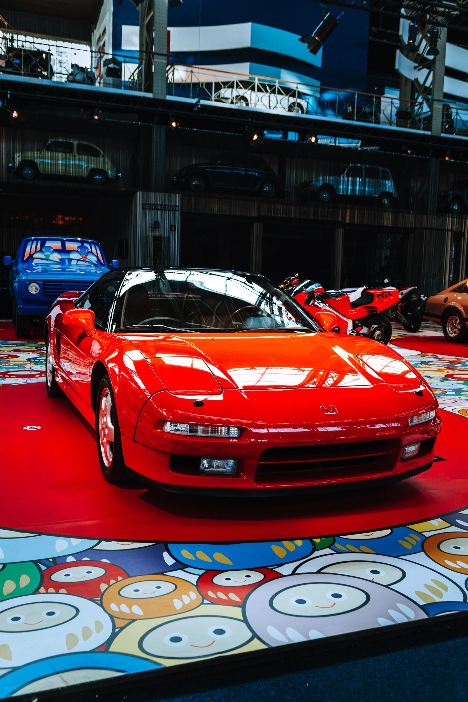 Vue d'ensemble automobile de prestige dans hall d'exposition Autoworld Bruxelles - Anthony Junet Photographe Automobile France