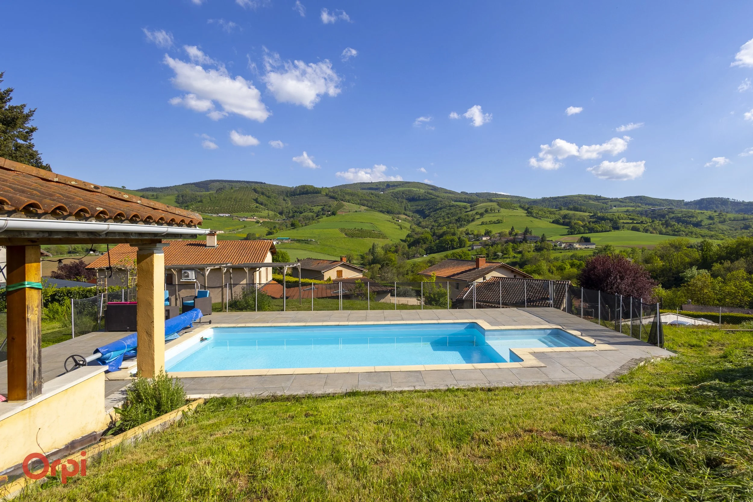 Photo extérieure piscine HDR — photographe immobilier Monts du Lyonnais Brussieu