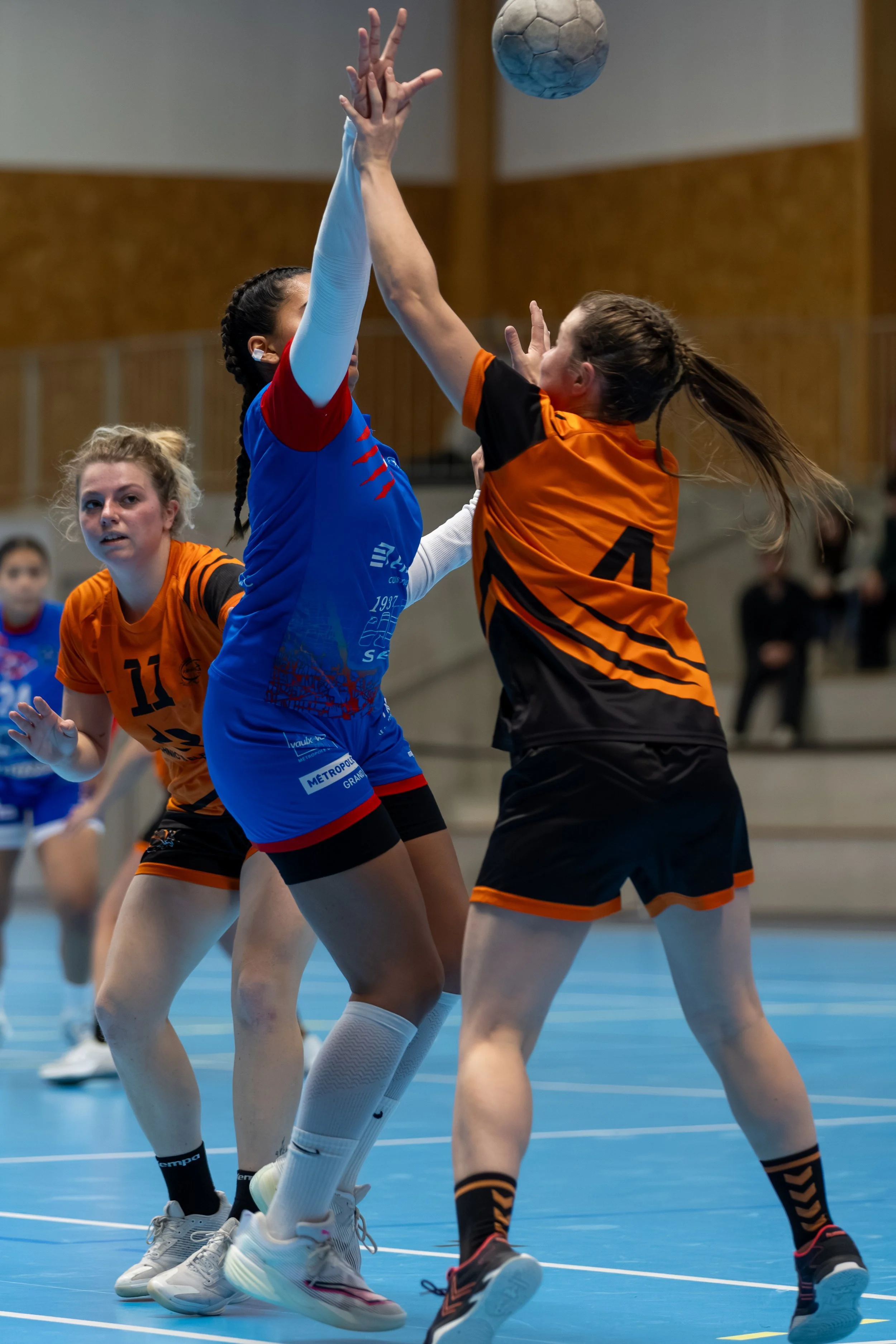 Tir en suspension handball match championnat HBC Saint-Laurent-de-Chamousset photographe sport Anthony Junet