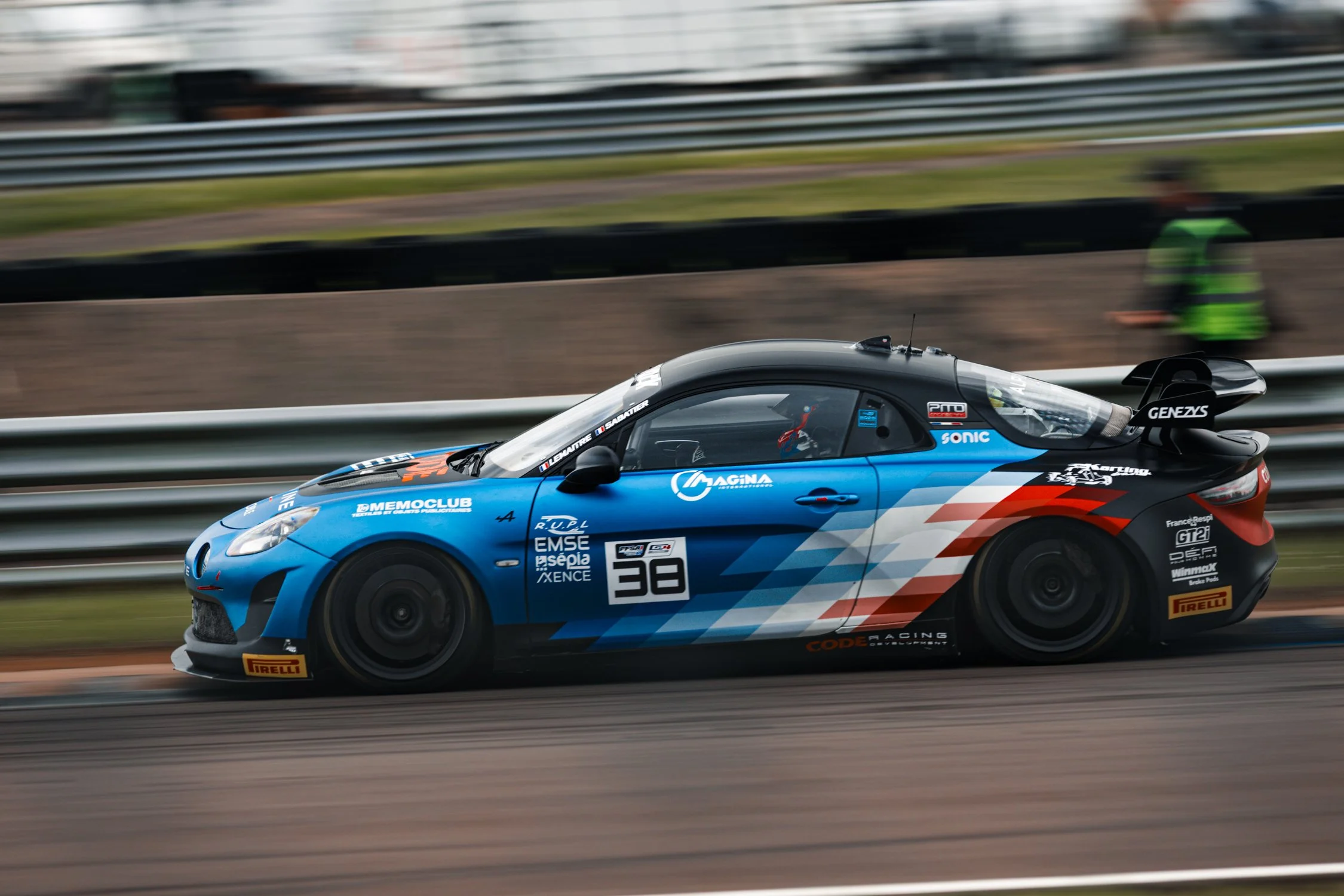 Voiture de course GT plan large en ligne droite compétition FFSA circuit - Anthony Junet Photographe Automobile France