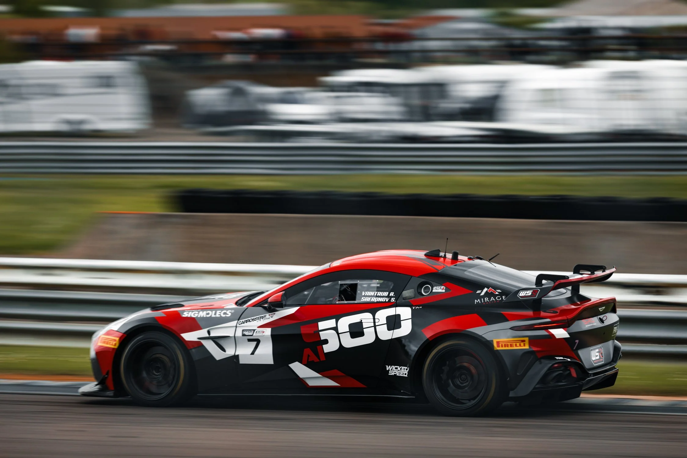 GT en pleine accélération dans un virage en compétition FFSA - Anthony Junet Photographe Automobile France