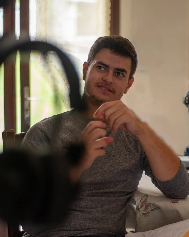 Anthony Junet en tournage vidéo professionnel, réalisateur-cadreur formé à TéléGrenoble, photographe et vidéaste spécialisé immobilier sport automobile Monts du Lyonnais Brullioles