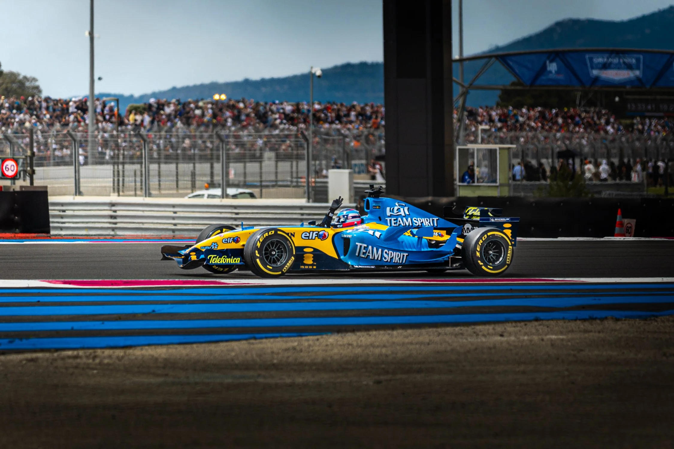 Voiture historique en action au Grand Prix de France Historique circuit Paul Ricard - Anthony Junet Photographe Automobile France