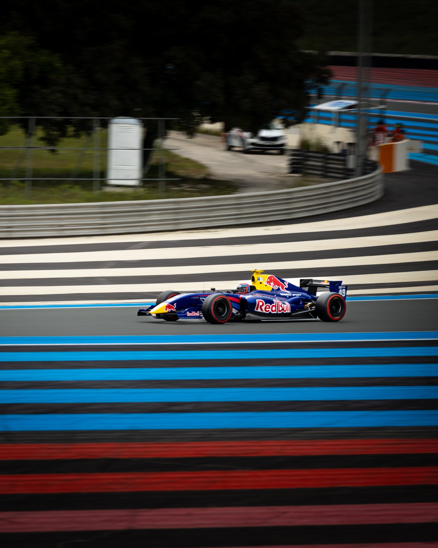 Plan large de voitures historiques en peloton au GP France Historique Paul Ricard - Anthony Junet Photographe Automobile France