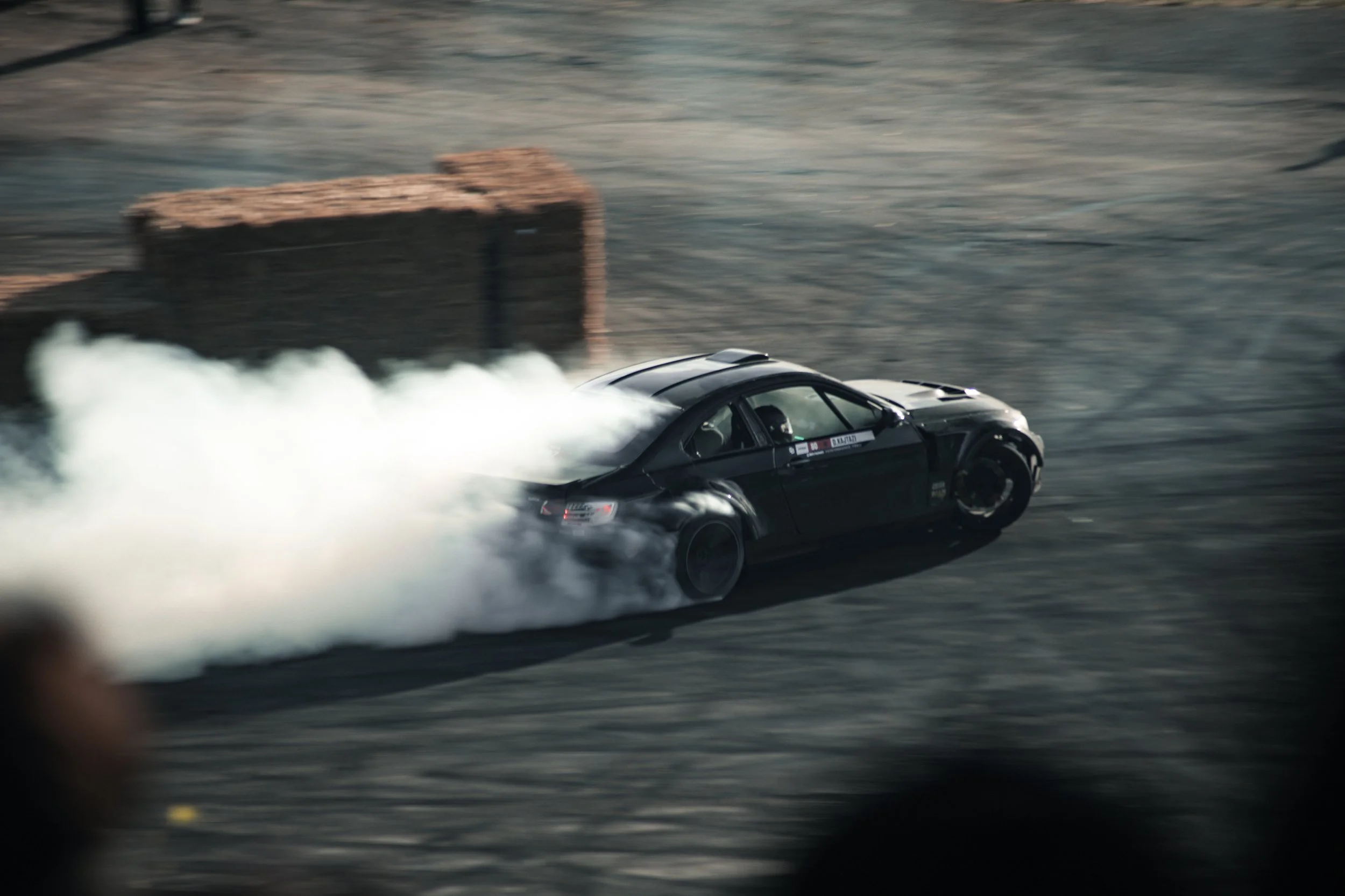 Voiture de drift en action avec fumée des pneus sur circuit - Slide Drift Serie - Anthony Junet Photographe Automobile France