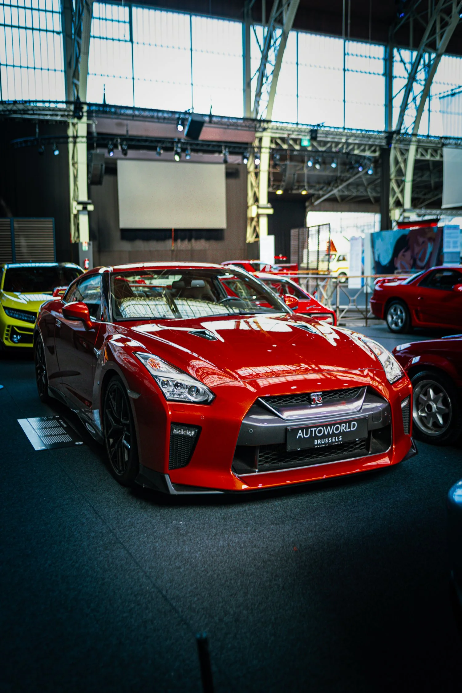Voiture vintage en exposition muséale ambiance tamisée Autoworld Bruxelles - Anthony Junet Photographe Automobile France