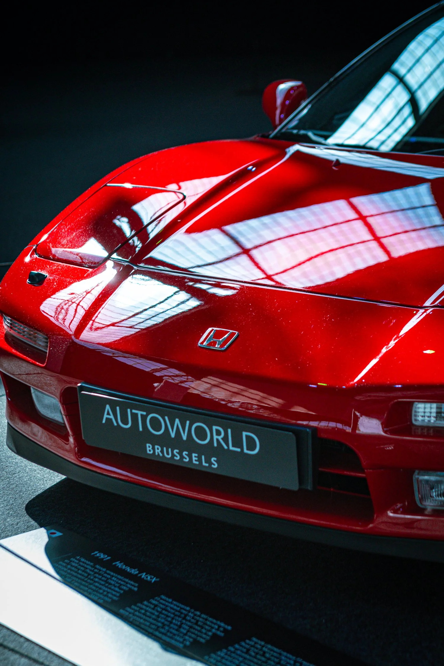 Automobile classique gros plan détail calandre et badge Autoworld Bruxelles - Anthony Junet Photographe Automobile France