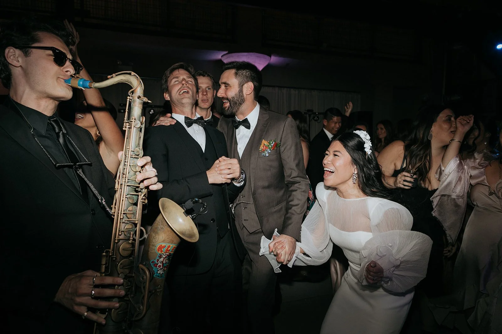 Chicago wedding crowd dancing