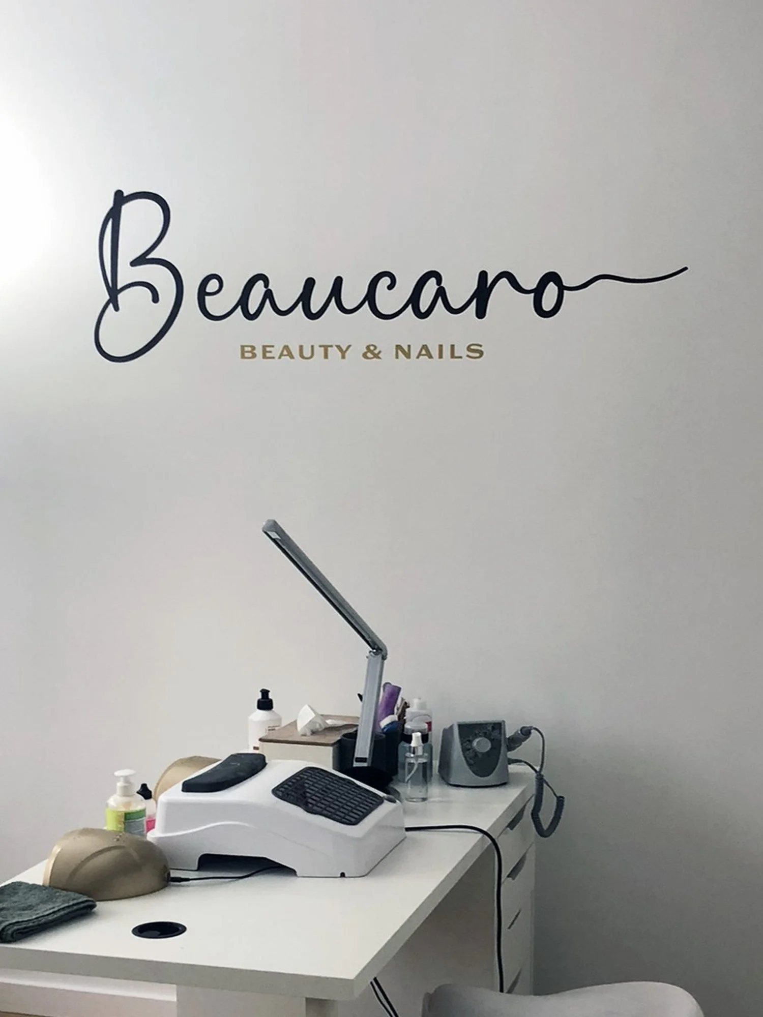 Beaucaro-logo rechtstreeks op de wand bij een werkplek