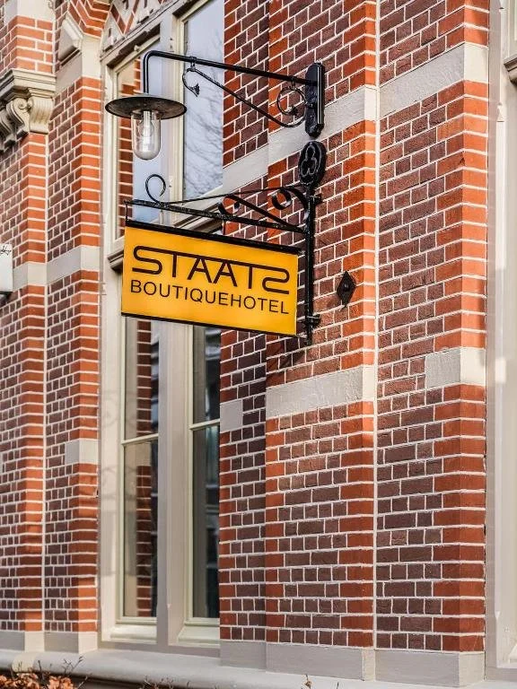 ein Schild an der Seite eines Backsteingebäudes in der Unterkunft Boutiquehotel Staats in Haarlem