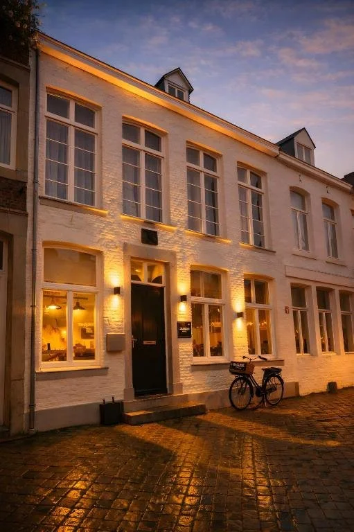 ein Gebäude, vor dem zwei Fahrräder geparkt waren in der Unterkunft Hotel Trash Deluxe in Maastricht