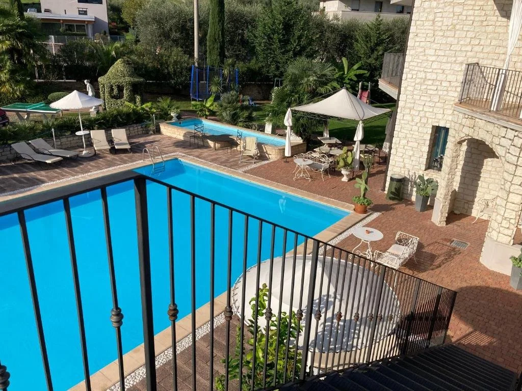 eine Draufsicht auf ein Schwimmbecken in der Unterkunft Residence Segattini in Riva del Garda