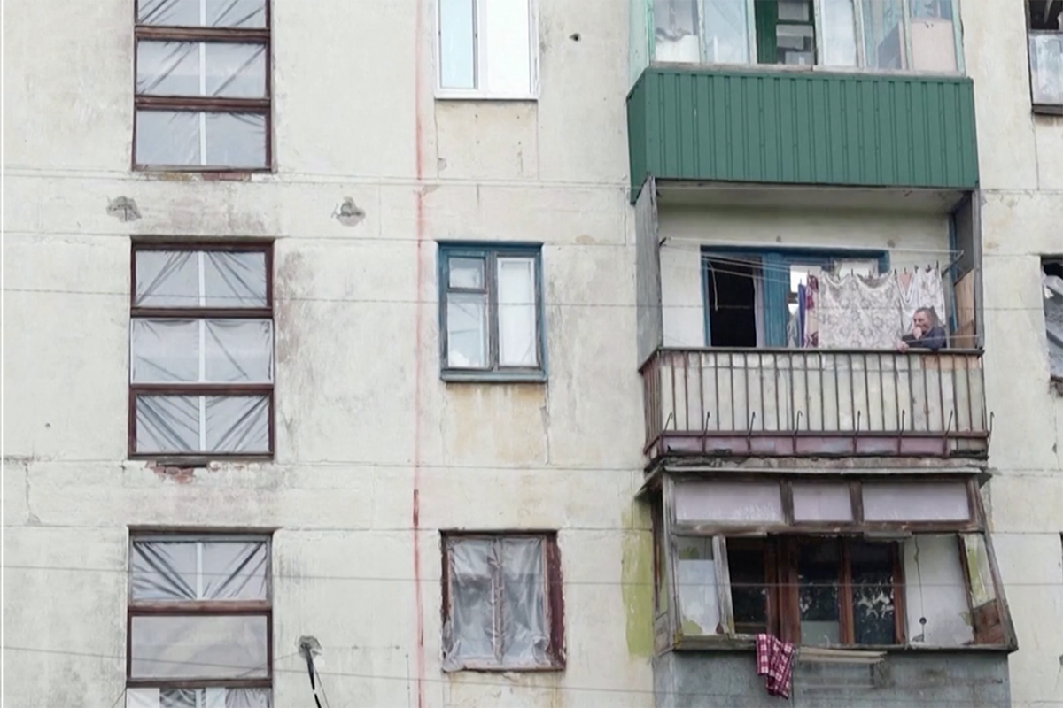 Insulate Ukraine installing temporary windows before winter