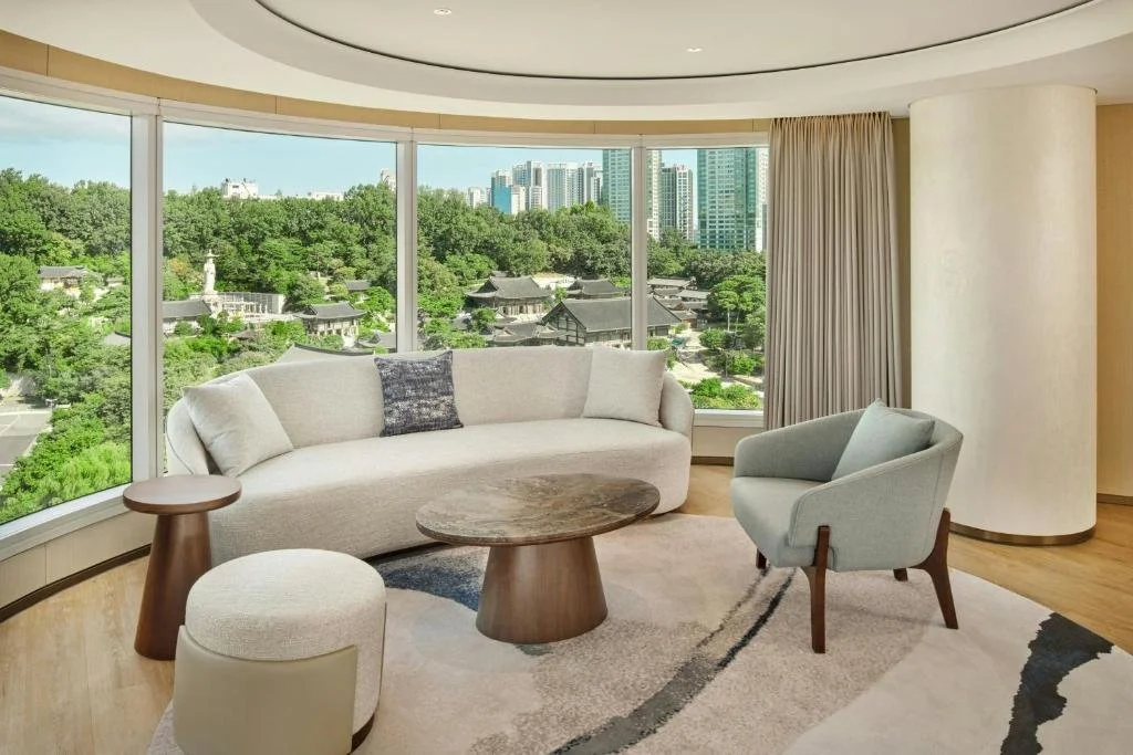 The Westin Seoul Parnas curved suite living room with direct view over Bongeunsa Temple rooftops and Gangnam towers