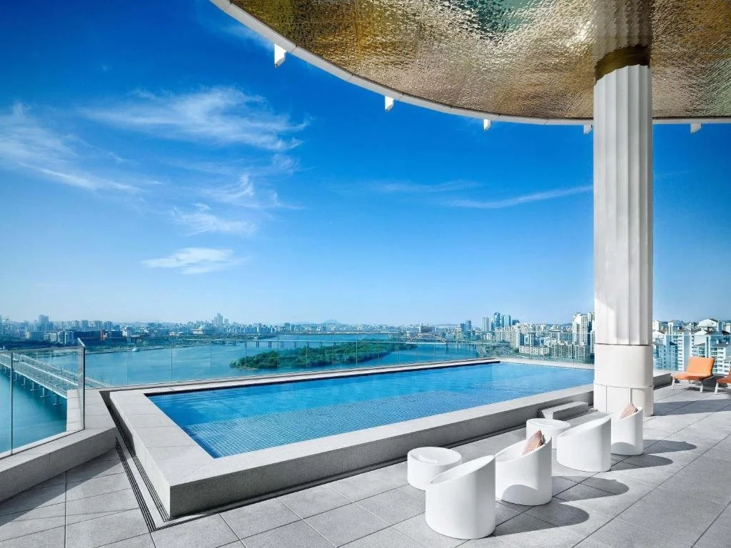 Hotel Naru Seoul MGallery 20th-floor outdoor infinity pool overlooking Han River with Bamseom Island and city skyline