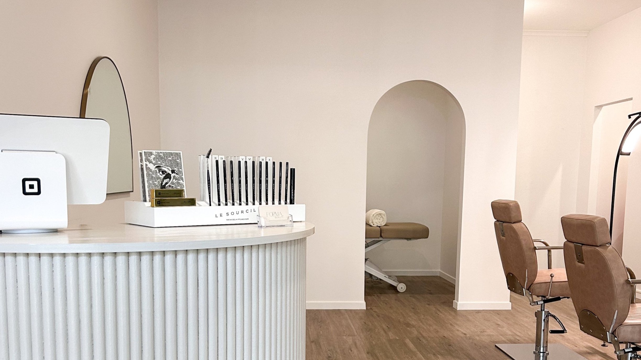 Bron performing lymphatic drainage at Forma Beauty Noosa