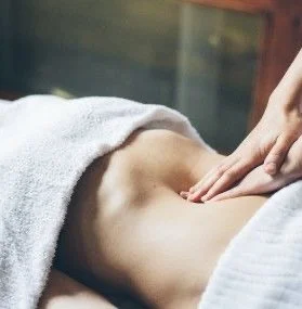 Bron performing lymphatic drainage at Forma Beauty Noosa