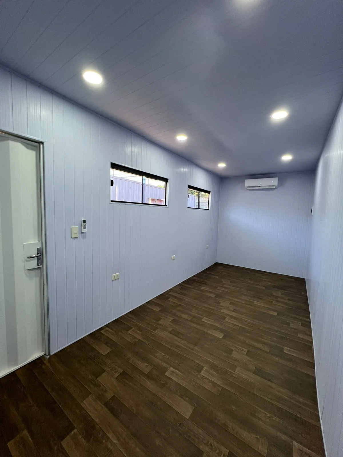Interior vestuario deportivo en contenedor