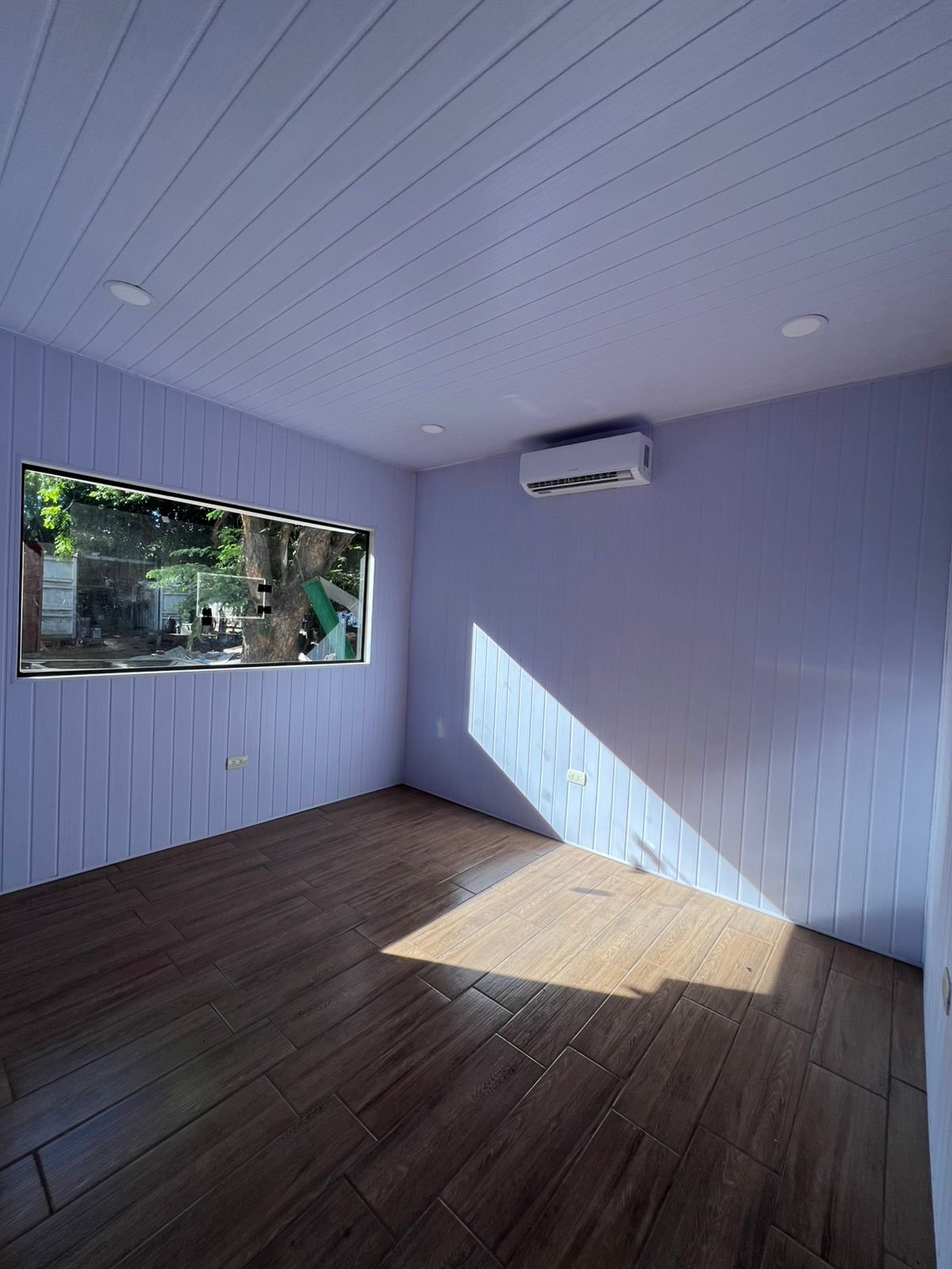 Oficina contenedor interior porcelanato y LED