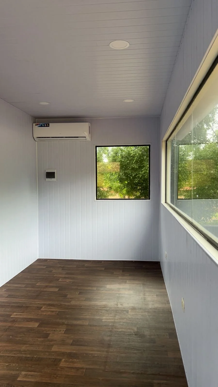 Oficina modular contenedor con iluminación natural