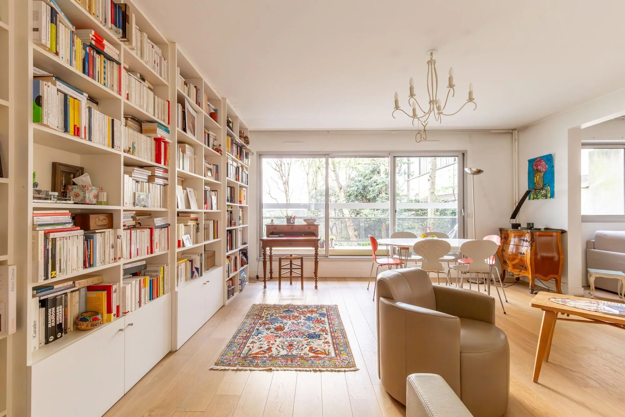 Le séjour et sa bibliothèque