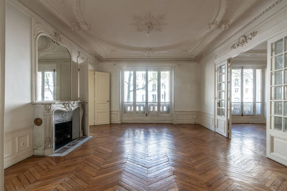 Le salon et sa cheminée