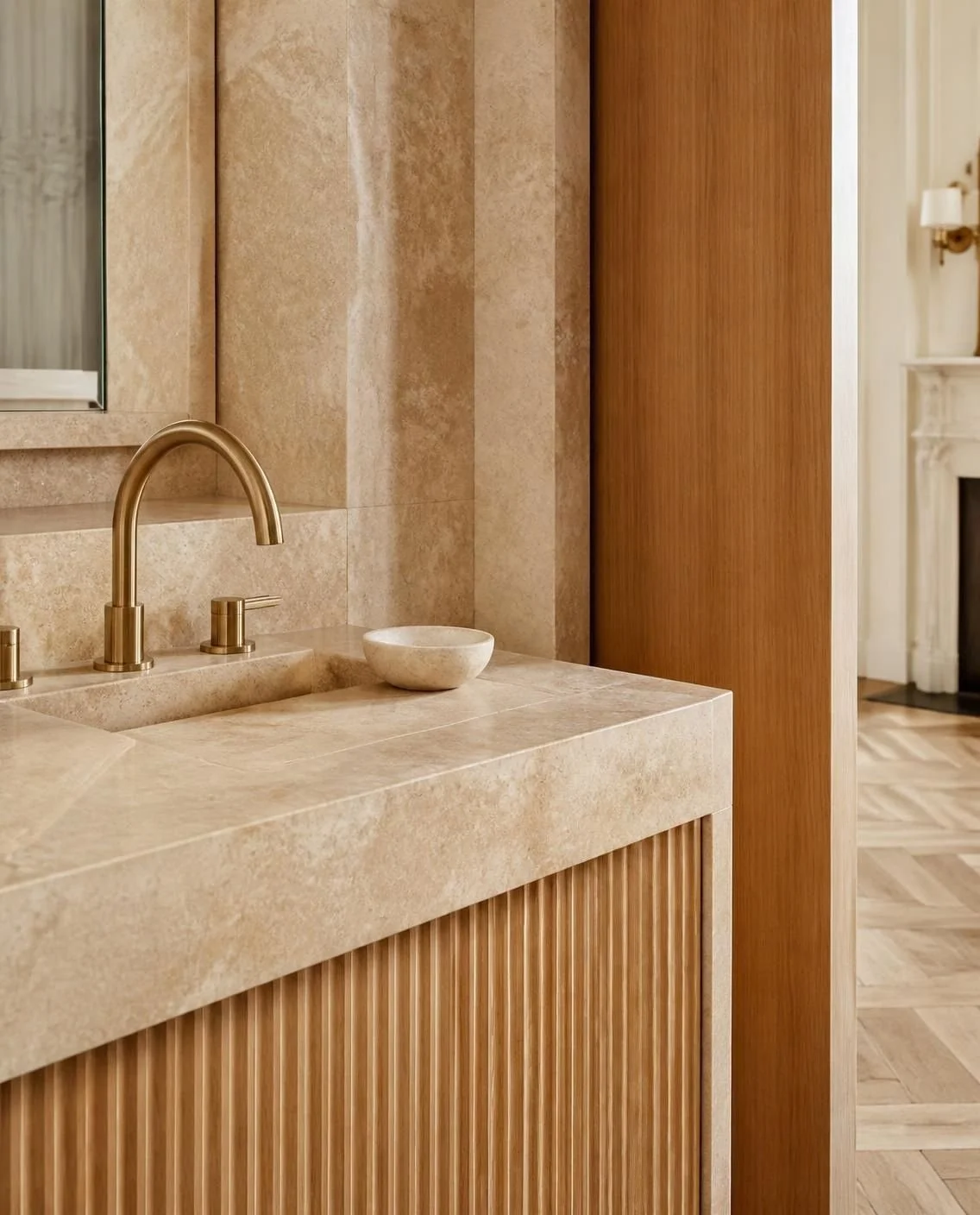 Vasque en marbre beige, robinetterie laiton et façade en chêne cannelé