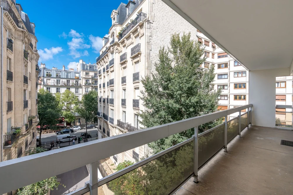 Le balcon et la vue sur les jardins