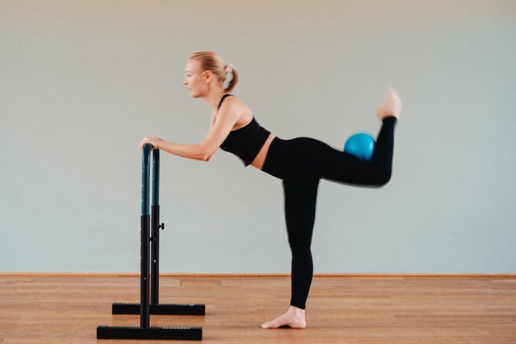 Teilnehmer:innen in einer Klasse bei doktor yoga Wien