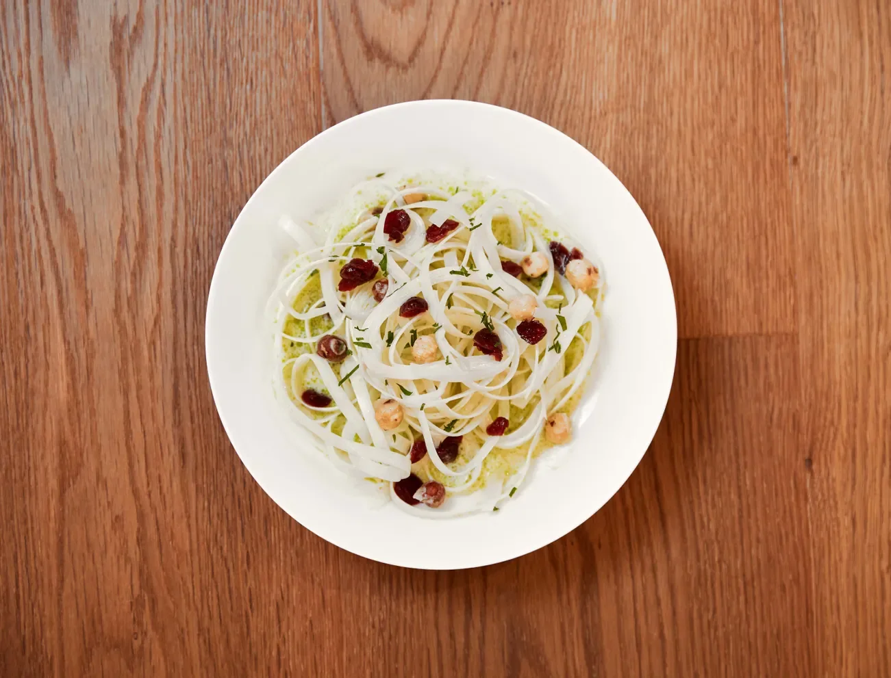 Pasta mit Pestosauce, Cranberries und Haselnüssen