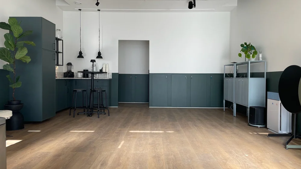 Bordkrokur med barstolum vid graena innrettingu