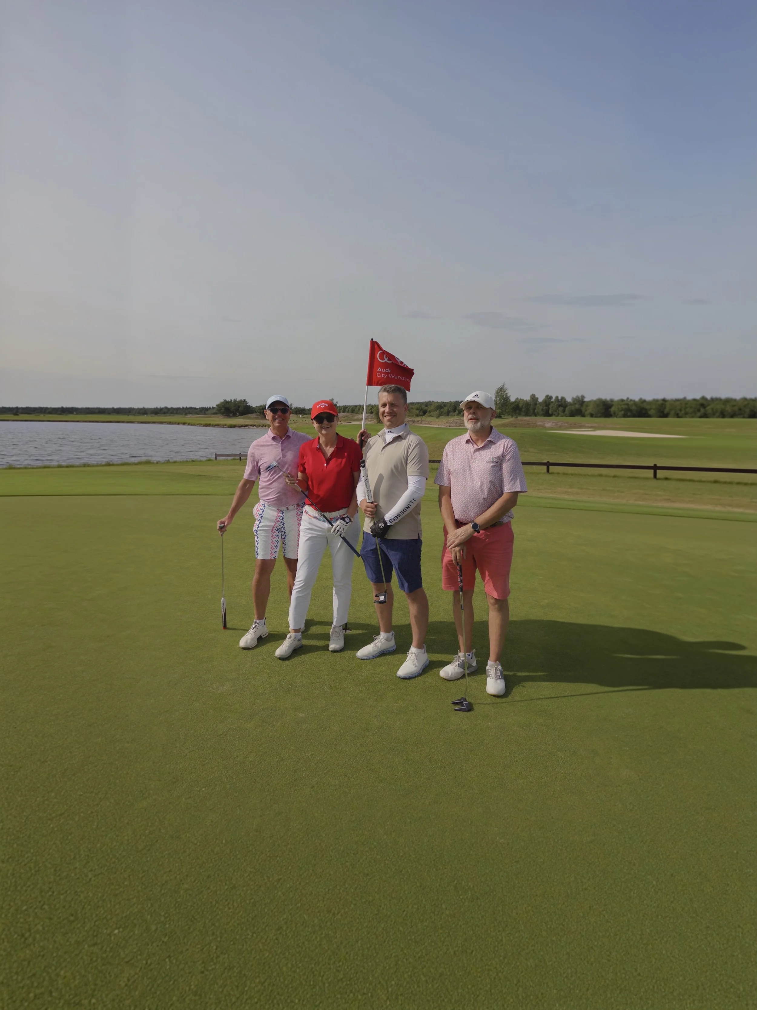 Jakub Budaj z uczestnikami obozu golfowego na greenie