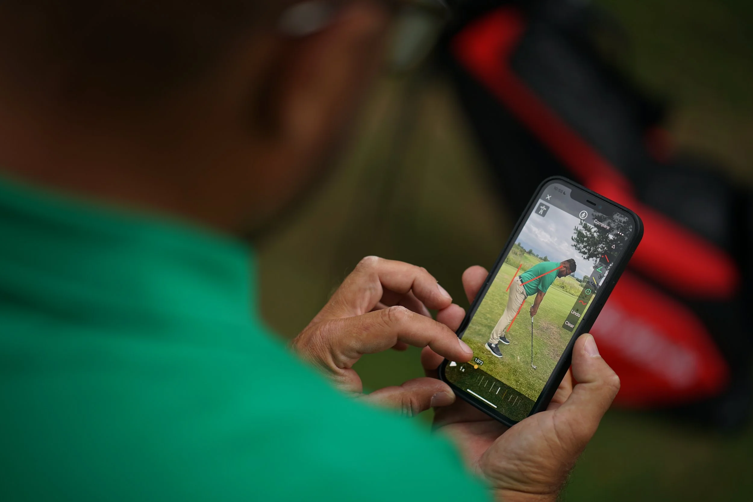 Analiza nagrania swingu golfisty na ekranie telefonu