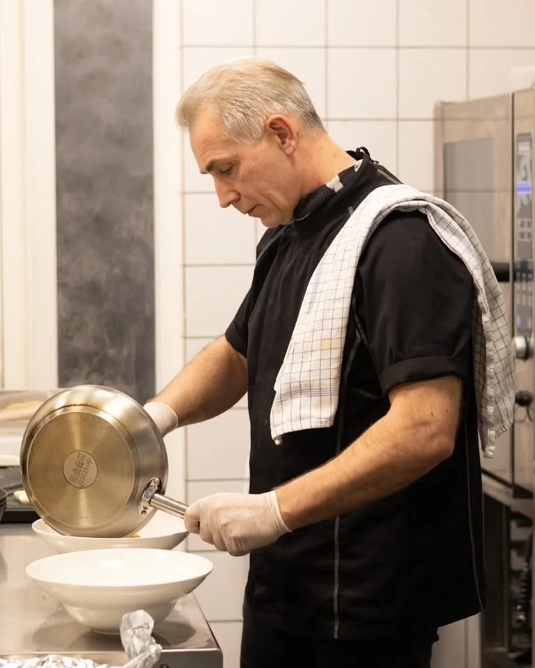 Kok anretter mad i Melas køkken