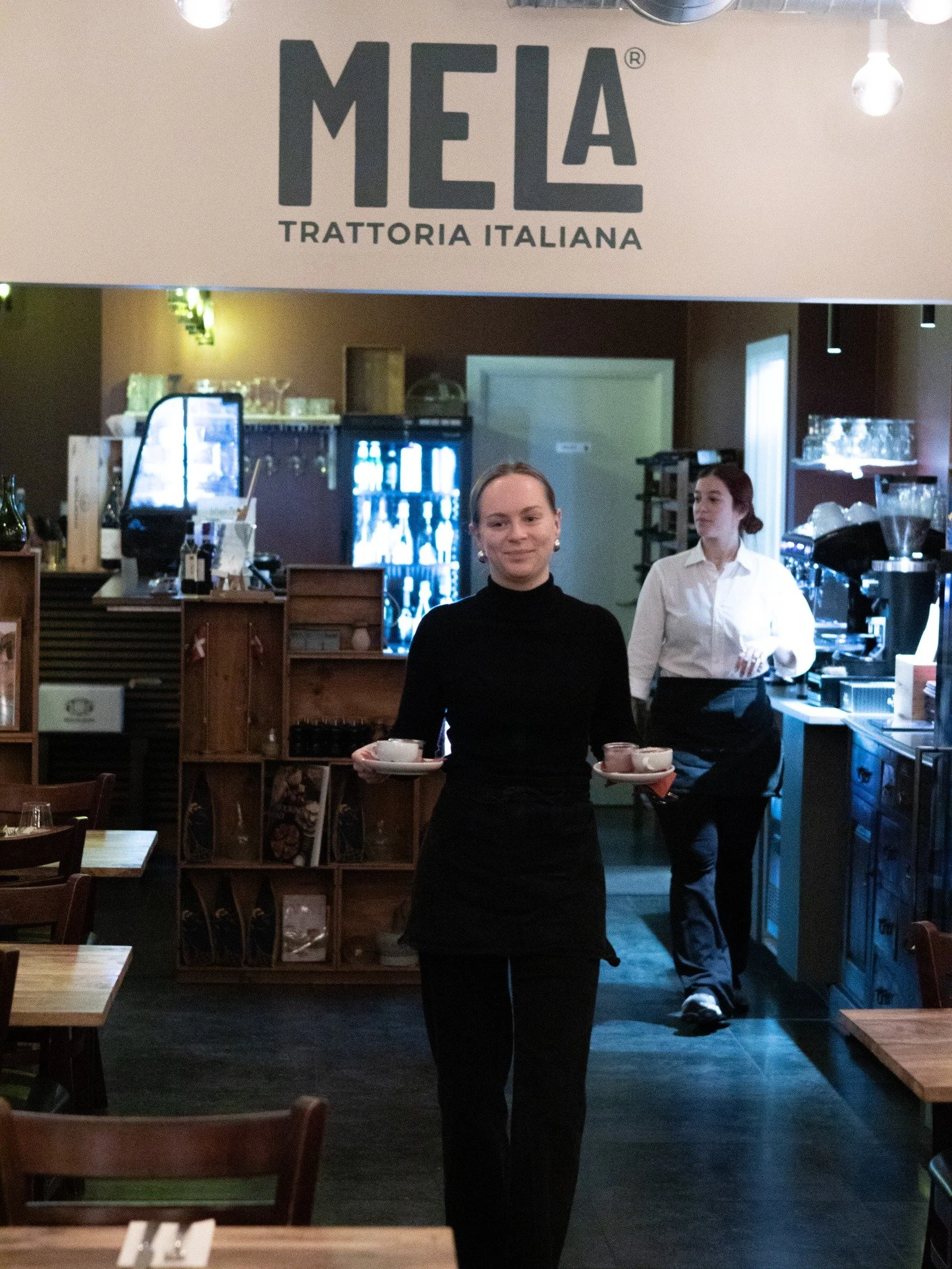Melas tjener gør klar til selskab i restauranten