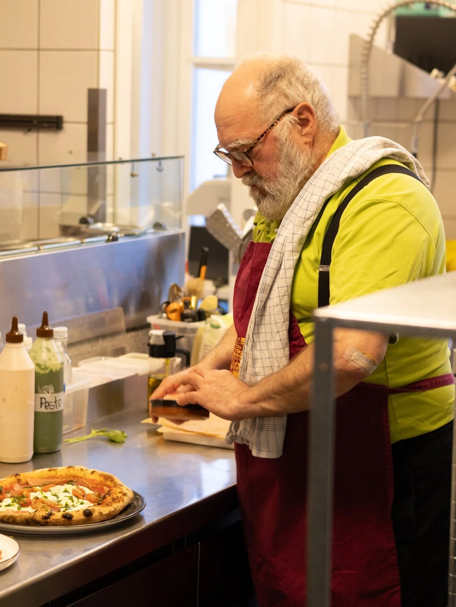 Italiensk kok tilbereder pizza hos Mela