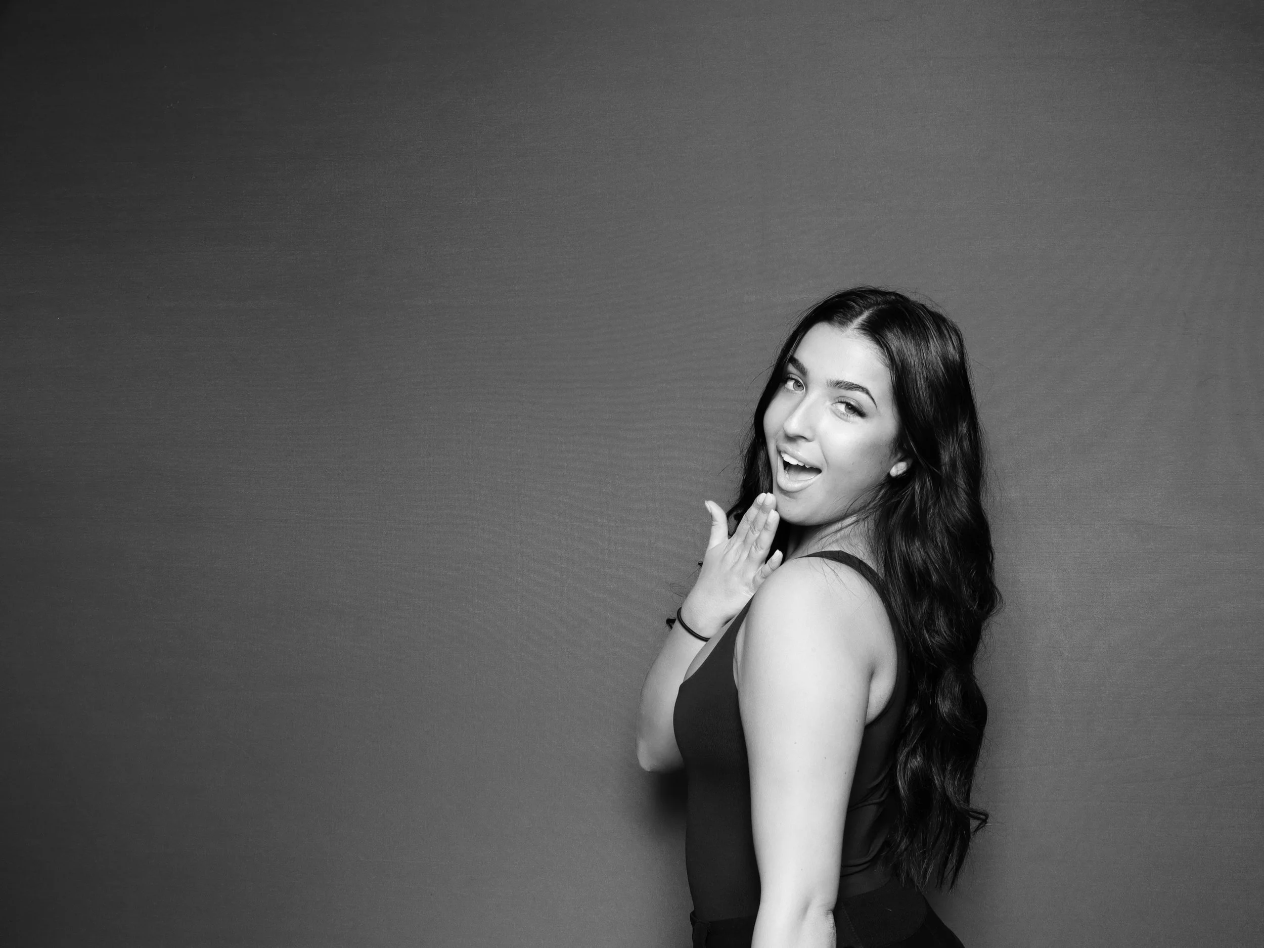 Studio portrait mini set with backdrop and light
