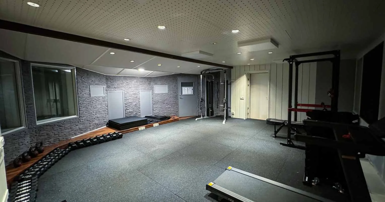 Rehab-gym på Rostfri Naprapati i Vendelsö. Träning efter idrottsskada och ryggvärk i Haninge
